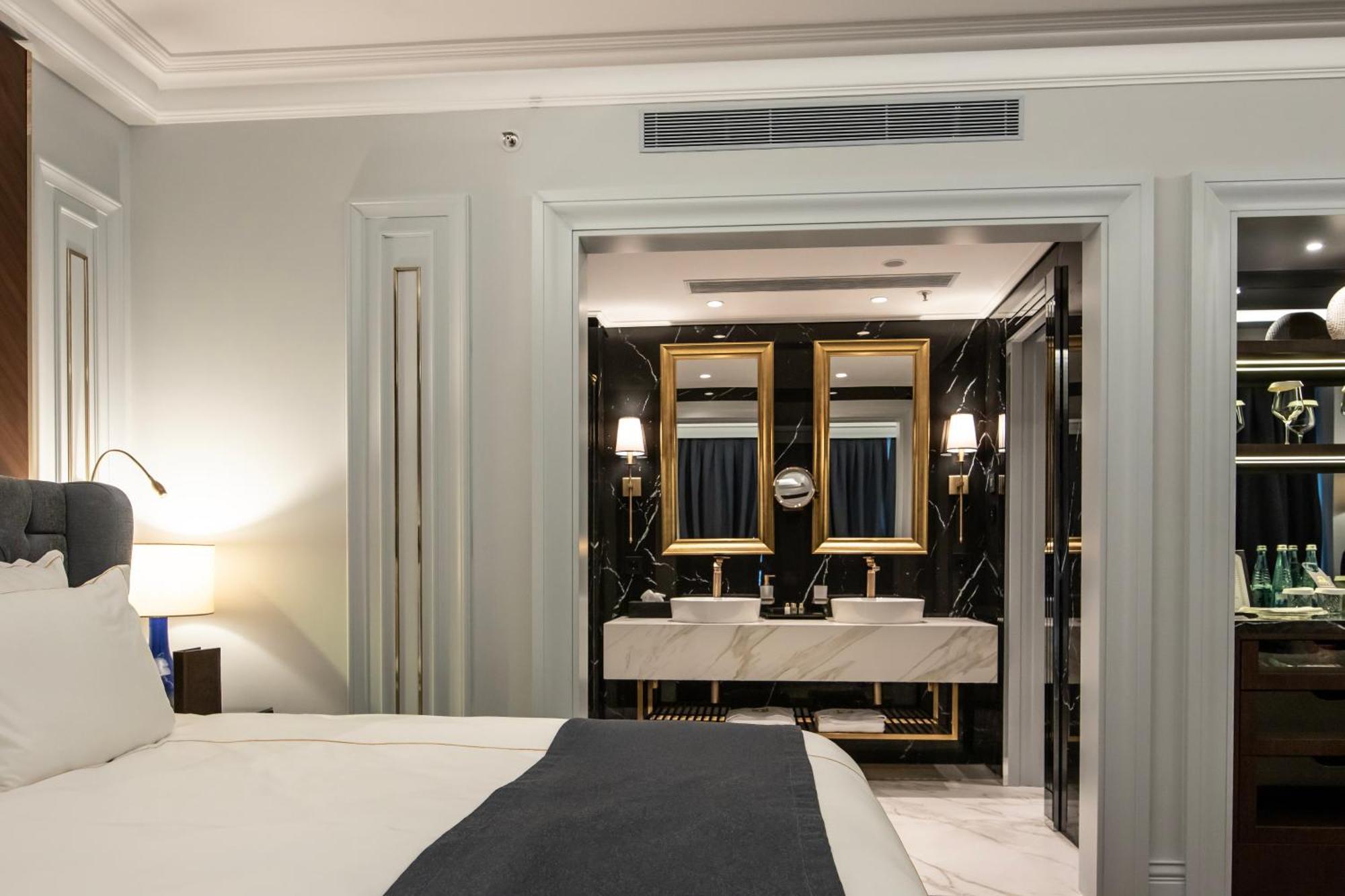 Xheko Imperial Luxury Hotel & Spa 地拉那 外观 照片 A suite at the hotel