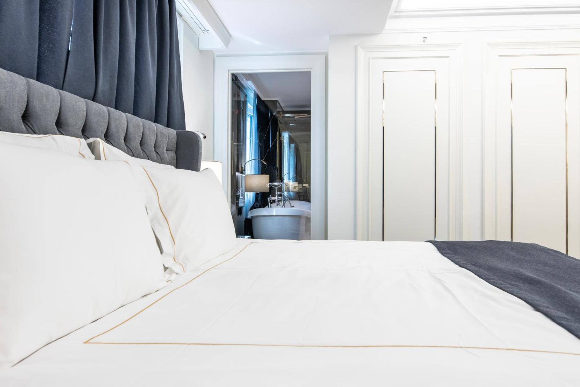 Xheko Imperial Luxury Hotel & Spa 地拉那 外观 照片 A bedroom at the hotel