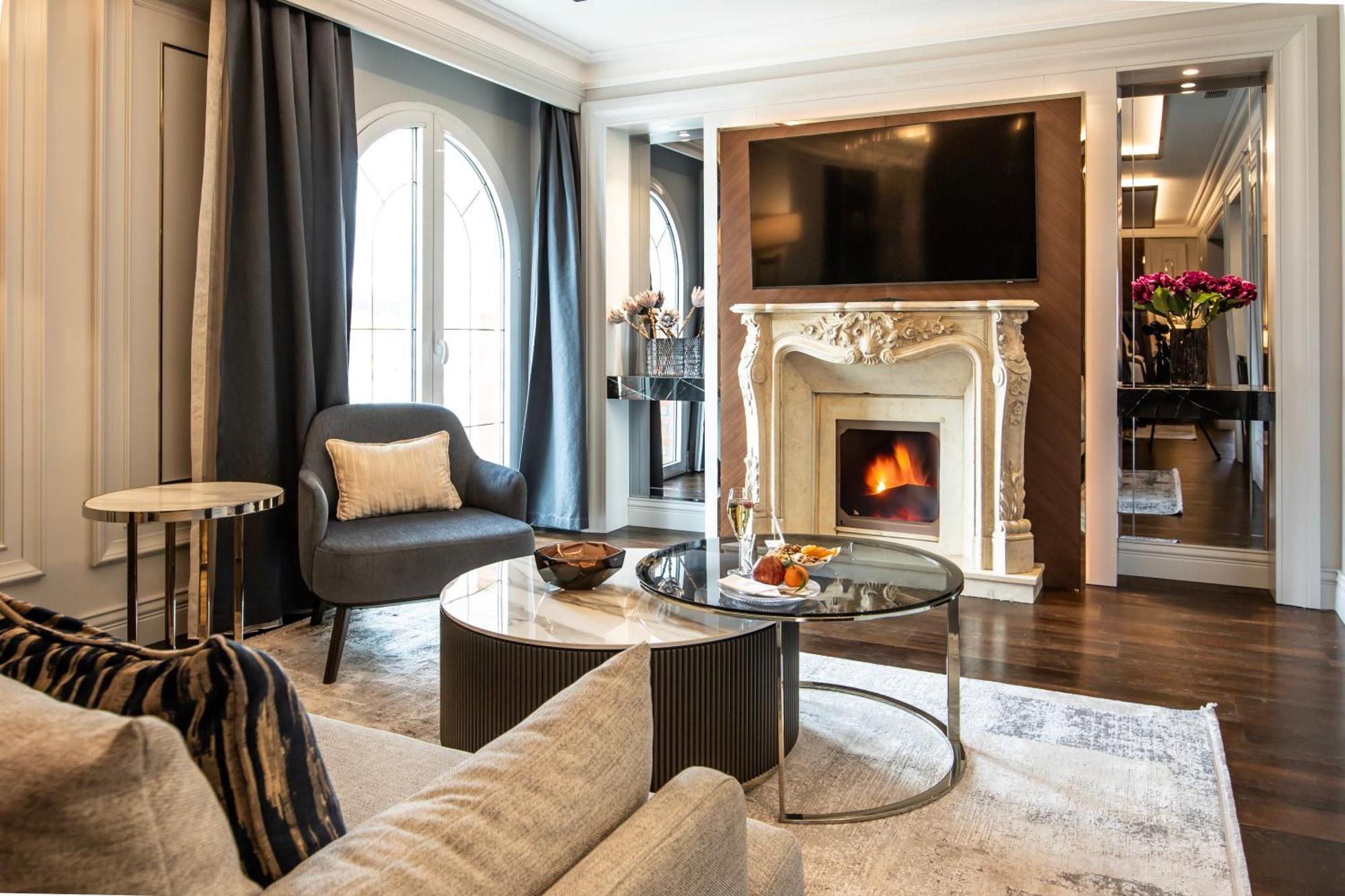 Xheko Imperial Luxury Hotel & Spa 地拉那 外观 照片 The living room of a suite at the Mandarin Oriental, Paris