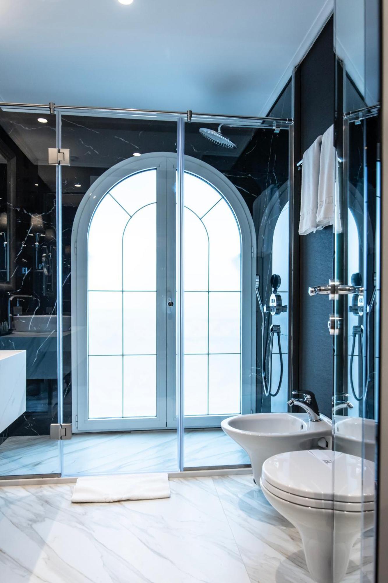 Xheko Imperial Luxury Hotel & Spa 地拉那 外观 照片 A modern bathroom