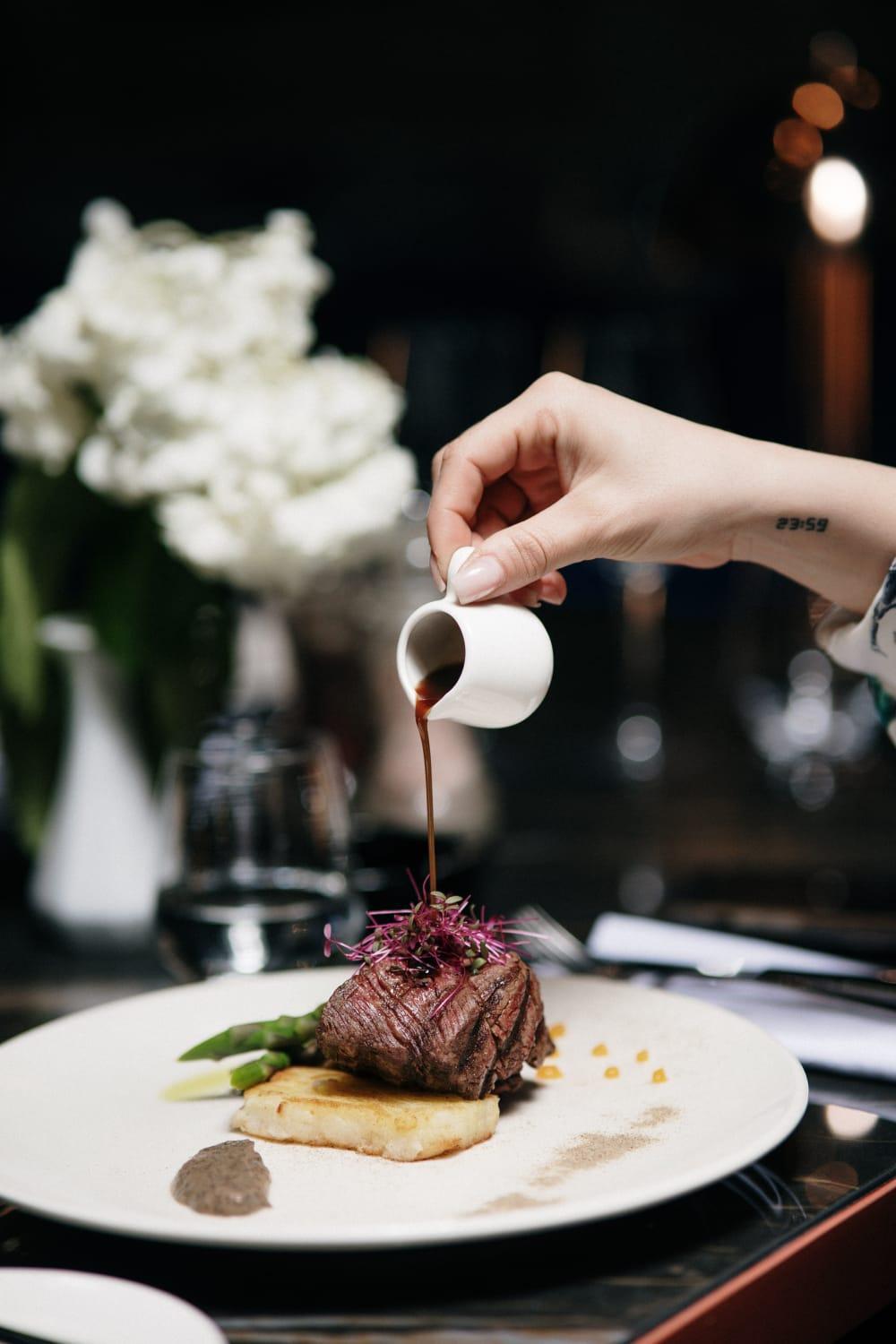 Xheko Imperial Luxury Hotel & Spa 地拉那 外观 照片 A server pours soy sauce onto a dish