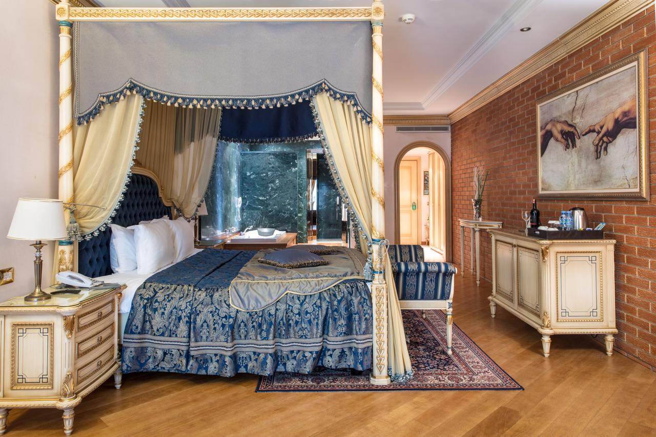 Xheko Imperial Luxury Hotel & Spa 地拉那 外观 照片 A bedroom at the Taj Mahal Palace
